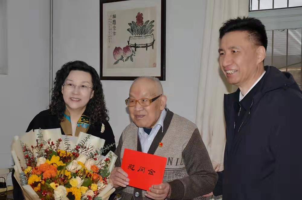 济南产发集团党委副书记、总经理黄蓓走访慰问离休老干部、老党员