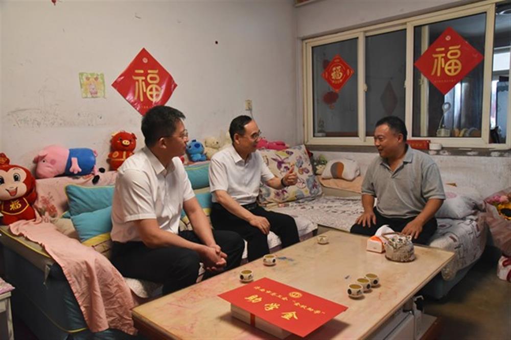 金秋助学，情暖人心 济南市总工会领导走访慰问集团 困难职工及子女